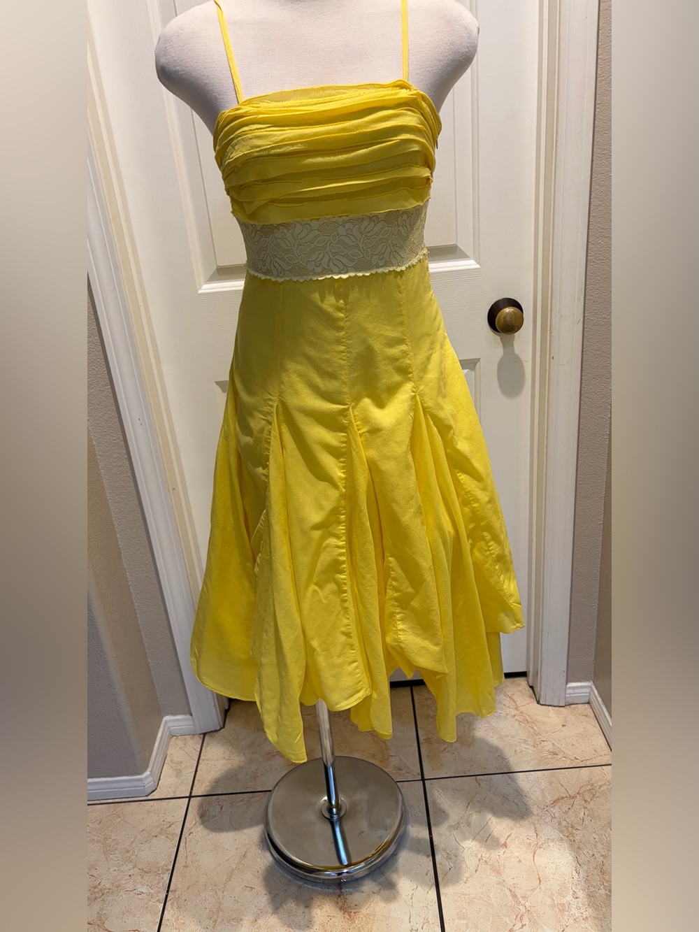 Vintage Yellow Lace-Trim Midi Dress with Spaghetti Straps